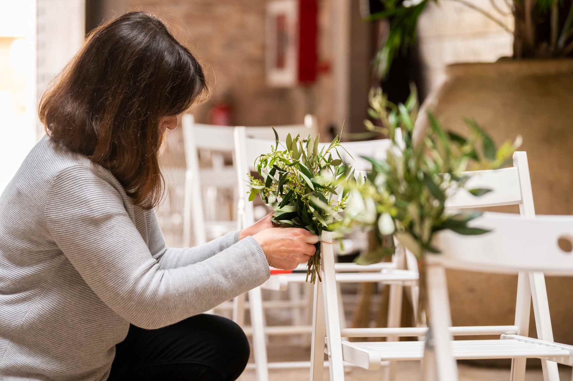 Florista decorando una silla en packs y precios de video de bodas