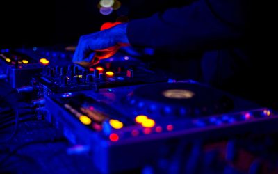 Cómo elegir al DJ o servicio de música adecuado para la boda