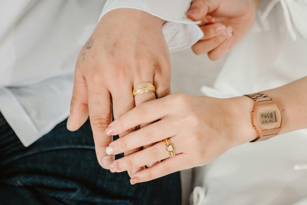 Manos de pareja de novios con reloj para timing de boda perfecto